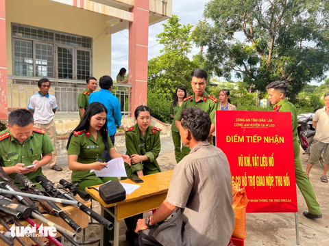 Nhiều người dân hưởng ứng đến điểm giao nộp vũ khí tự nguyện - Ảnh: M.P. Nhiều người dân hưởng ứng đến điểm giao nộp vũ khí tự nguyện - Ảnh: M.P.