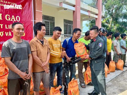 Nhiều người dân nộp vũ khí, được nhận gạo, mì - M.P. Nhiều người dân nộp vũ khí, được nhận gạo, mì trong chương trình "Đổi gạo lấy vũ khí" - Ảnh: M.P.