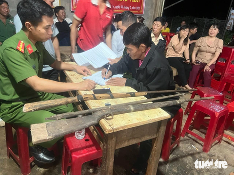 Công an huyện Ea H’leo tổ chức buổi kích hoạt tài khoản định danh điện tử, tải ứng dụng VneID. Đồng thời đơn vị kết hợp tuyên truyền, vận động nhân dân 2 thôn Bình Minh và Bình Sơn, xã Ea Tir tự giác giao nộp vũ khí - Ảnh: M.P. Công an huyện Ea H’leo tổ chức buổi kích hoạt tài khoản định danh điện tử, tải ứng dụng VNeID và vận động người dân xã Ea Tir tự giác giao nộp vũ khí - Ảnh: M.P.