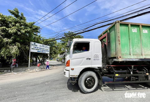 Trao đổi về vấn đề này, tiến sĩ Phạm Viết Thuận - viện trưởng Viện Kinh tế tài nguyên và môi trường TP.HCM - cho rằng về mặt pháp lý nếu hết công suất mà chưa được phê duyệt thì buộc phải dừng theo quy định.