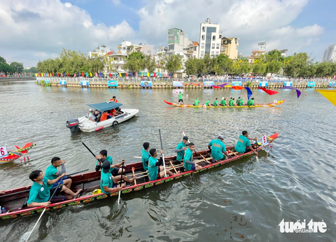 Sự kiện đua ghe ngo trên kênh Nhiêu Lộc - Thị Nghè tại quận 3 đã thu hút nhiều người dân đến chiêm ngưỡng - Ảnh: LÊ PHAN Sự kiện đua ghe ngo trên kênh Nhiêu Lộc - Thị Nghè tại quận 3 đã thu hút nhiều người dân đến xem - Ảnh: LÊ PHAN