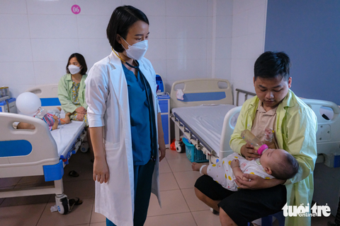 Bác sĩ Bệnh viện Thanh Nhàn (Hà Nội) thăm khám cho trẻ - Ảnh minh họa: NAM TRẦN Bác sĩ Bệnh viện Thanh Nhàn (Hà Nội) thăm khám cho trẻ - Ảnh minh họa: NAM TRẦN