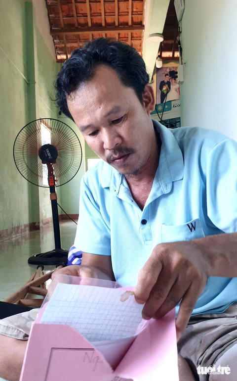 Ông Bùi Sỹ Sức, một trong 138 hộ dân được xã Hòa Tâm cấp đất tái định cư có thu tiền, nhiều năm khiếu nại nhưng vẫn chưa được cấp sổ đỏ - Ảnh: DUY THANH Ông Bùi Sỹ Sức, một trong 138 hộ dân được xã Hòa Tâm cấp đất tái định cư có thu tiền, nhiều năm khiếu nại nhưng vẫn chưa được cấp sổ đỏ - Ảnh: DUY THANH