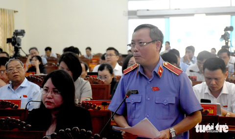 Đại biểu Lê Trung Hưng - viện trưởng Viện KSND tỉnh Phú Yên - nói rằng vụ việc kéo dài, dân bức xúc, lãnh đạo tỉnh liên tục chỉ đạo nhưng việc giải quyết vẫn chậm chạp - Ảnh: DUY THANH Đại biểu Lê Trung Hưng - viện trưởng Viện KSND tỉnh Phú Yên - nói rằng vụ việc kéo dài, dân bức xúc, lãnh đạo tỉnh liên tục chỉ đạo nhưng việc giải quyết vẫn chậm chạp - Ảnh: DUY THANH