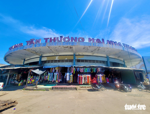 Chợ Đầm tròn Nha Trang "đóa sen" cổ kính giữa lòng phố biển - Ảnh 2. Chợ Đầm tròn là nơi du khách thường tìm đến khi đi du lịch tại Nha Trang - Ảnh: TRẦN HƯỚNG