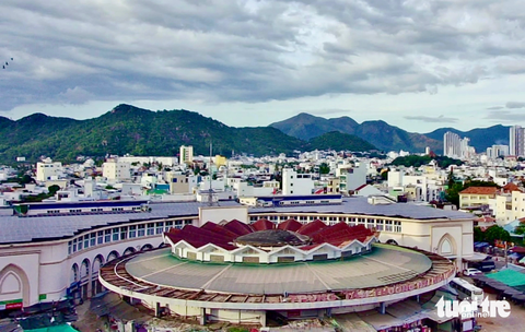 Chợ Đầm tròn Nha Trang "đóa sen" cổ kính giữa lòng phố biển - Ảnh 3. Mái vòm chợ được thiết kế, xây hình tròn như đài sen, được cho là một kiến trúc độc đáo - Ảnh: MINH CHIẾN
