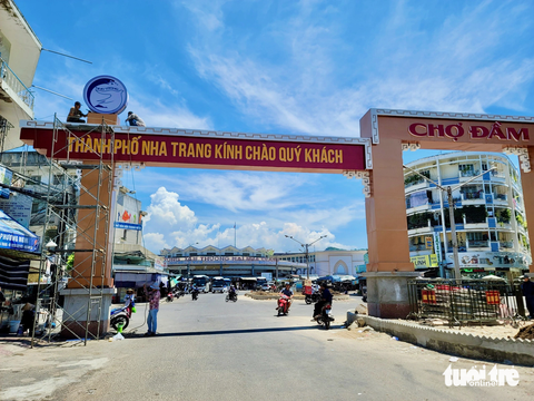 Chợ Đầm tròn Nha Trang "đóa sen" cổ kính giữa lòng phố biển - Ảnh 4. Công nhân tu sửa cổng chợ Đầm - Ảnh: TRẦN HƯỚNG