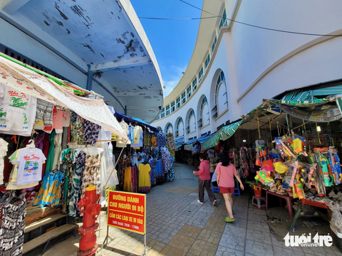 Chợ Đầm tròn Nha Trang "đóa sen" cổ kính giữa lòng phố biển - Ảnh 5. Mái vòm giao nhau giữa chợ cũ và chợ mới vô tình làm bóng râm che mát cho người đi lại - Ảnh: TRẦN HƯỚNG