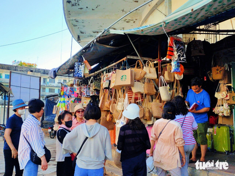 Chợ Đầm tròn Nha Trang "đóa sen" cổ kính giữa lòng phố biển - Ảnh 6. Du khách và tiểu thương mua bán tại vành đai chợ Đầm - Ảnh: MINH CHIẾN