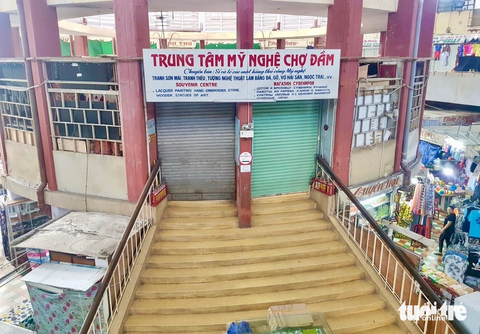 Chợ Đầm tròn Nha Trang "đóa sen" cổ kính giữa lòng phố biển - Ảnh 7. Bên trong chợ Đầm tròn trước khi bị đóng cửa (ảnh chụp hồi tháng 8-2020) - Ảnh: MINH CHIẾN