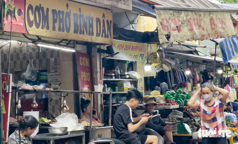 Phường nói gì việc quán 'cơm bình dân' ở cổng Bệnh viện Bạch Mai 160.000 đồng không niêm yết giá? - Ảnh 1. Quán cơm của bà H. bị khách tố bán suất cơm bình dân giá 160.000 đồng - Ảnh: PHẠM TUẤN