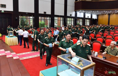 Các đại biểu bỏ phiếu tín nhiệm tại hội nghị - Ảnh: QĐND