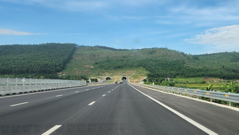Sẽ luật hóa quy định thu phí đường cao tốc do nhà nước đầu tư - Ảnh 1. Dự thảo Luật Đường bộ bổ sung quy định thu phí đường cao tốc do Nhà nước đầu tư bằng ngân sách - Ảnh: TUẤN PHÙNG