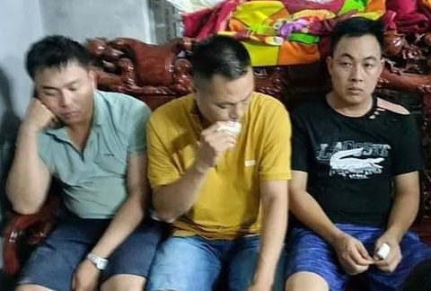 Bắt tạm giam ba cựu công an bắn dê của dân - Ảnh 1. Ba cựu cán bộ công an bắn dê của dân bị khởi tố điều tra tội trộm cắp tài sản - Ảnh: MXH