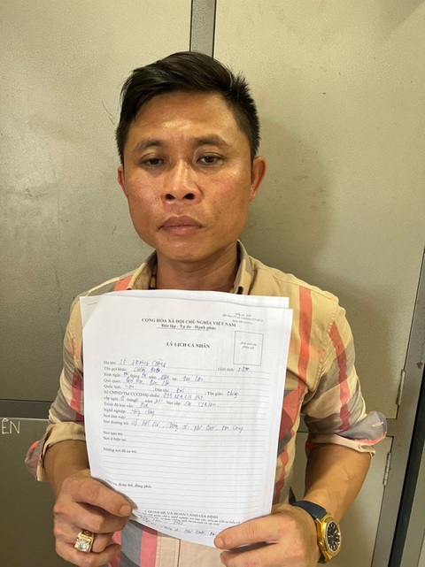 Bắt kẻ cầm đầu băng nhóm bảo kê, lấn chiếm, tranh giành đất đai ở Phú Quốc - Ảnh 1. Cường Kobe cầm đầu băng nhóm tranh chấp đất đai ở Phú Quốc bị công an bắt tạm giam - Ảnh: Công an cung cấp
