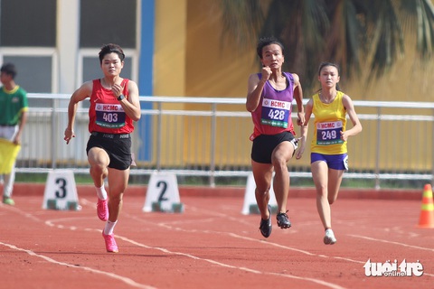 Ở vòng loại 100m nữ, Trần Thị Nhi Yến (số đeo: 428) dẫn đầu với thành tích 11,76 giây - Ảnh: HOÀNG TÙNG Ở vòng loại 100m nữ, Trần Thị Nhi Yến (số đeo 428) dẫn đầu với thành tích 11,76 giây - Ảnh: HOÀNG TÙNG