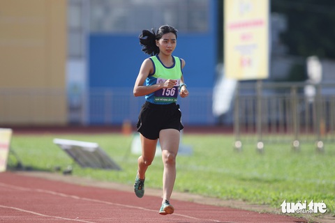 Nét đặc biệt tại Giải điền kinh TP.HCM mở rộng 2023 - Ảnh 7. Phần thi đầy nỗ lực, "không bao giờ bỏ cuộc" của vận động viên Trương Hạnh Nguyên (quận 4) trên đường chạy 800m - Ảnh: H.T