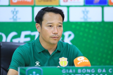 HLV Nam Định: 'Công An Hà Nội không có chiều sâu đội hình' - Ảnh 1. HLV Vũ Hồng Việt trả lời trong cuộc họp báo - Ảnh: MINH ĐỨC