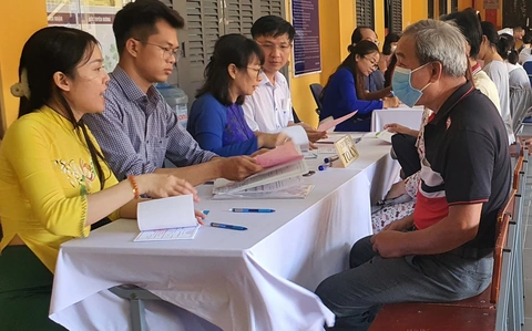 Đã có điểm chuẩn vào lớp 10 ở TP.HCM - Ảnh 1. Phụ huynh nộp hồ sơ nhập học vào lớp 10 năm học 2023-2024 ở Trường THPT chuyên Lê Hồng Phong, TP.HCM - Ảnh: HOÀNG HƯƠNG