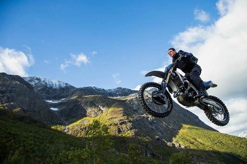 Tom Cruise tuyên bố sẽ đóng 'Mission Impossible' đến tuổi 80 - Ảnh 2. Ngôi sao 61 tuổi dành 3 năm tập luyện để diễn cảnh phi xe khỏi vách đá dựng đứng