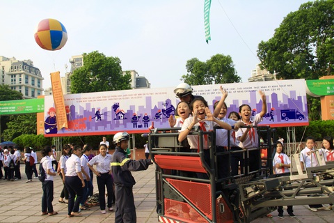 Thiết bị bay không người lái sẽ 'trình diễn' tại triển lãm phòng cháy chữa cháy - Ảnh 2. Các em học sinh được trải nghiệm các kỹ năng, phương tiện tại Triển lãm quốc tế về kỹ thuật và phương tiện phòng cháy, chữa cháy năm 2016 - Ảnh: C07