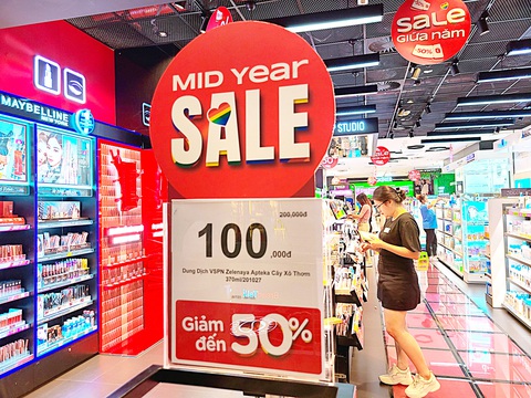 Trung tâm thương mại rợp màu khuyến mãi, ưu đãi lên tới 70% - Ảnh: NHẬT XUÂN Trung tâm thương mại rợp màu khuyến mãi, ưu đãi lên tới 70% - Ảnh: NHẬT XUÂN