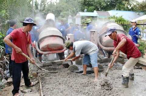 30 năm phong trào tình nguyện của tuổi trẻ TP.HCM - Ảnh 1. Chiến sĩ tình nguyện cùng bà con địa phương đã hợp sức tạo nên nhiều công trình dân sinh ý nghĩa - Ảnh: Q.L.