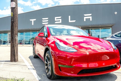 Tesla khuynh đảo thị trường xe điện - Ảnh 1. Một chiếc Tesla Model Y tại bãi xe của Công ty Tesla ở thành phố Austin (bang Texas, Mỹ) - Ảnh: AFP