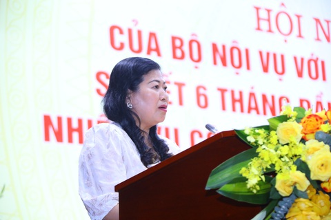 TP.HCM có 5 đơn vị cấp xã đạt trên 1.000%, 1 đơn vị đạt trên 2.000% tiêu chuẩn dân số - Ảnh 1. Phó giám đốc Sở Nội vụ TP.HCM Nguyễn Thị Hồng Thắm - Ảnh: GIA HÂN