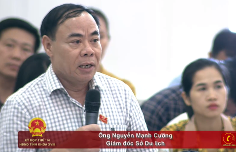 Ông Nguyễn Mạnh Cường - giám đốc Sở Du lịch Nghệ An - trả lời chất vấn về việc phục hồi du lịch sau dịch COVID-19 - Ảnh: N.THẮNG