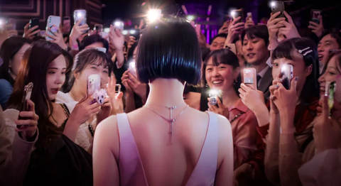 Nghi vấn về độ tin cậy của cảnh tháo giày trong phim 'Celebrity' - Ảnh 1. Hình ảnh quáng bá phim Celebrity (Người nổi tiếng)