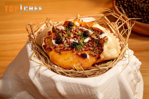 Top Chef Việt Nam tập 4: Những món cơm cua đỉnh cao từ 4 loại gạo nổi tiếng - Ảnh 6. ‘Thạch cua’ và ‘Cua cà ri đốt lò’ được giám khảo Alain Nguyễn gợi ý nên dùng cùng thức uống Moscato Jacob’s Creek có vị ngọt để tạo hậu vị chua chua, ngọt ngọt khi thưởng thức