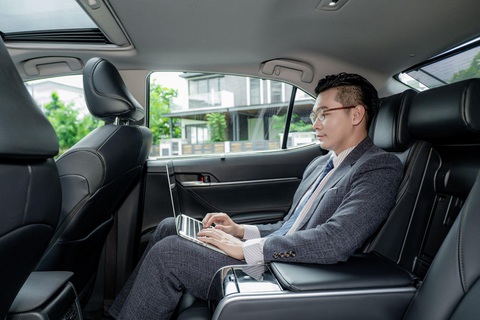 Với nhiều nâng cấp, Toyota Camry ngày càng được ưa chuộng - Ảnh 3. Hàng ghế sau tiện nghi nhất phân khúc
