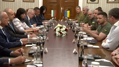 Cuộc họp được truyền hình trực tiếp giữa Tổng thống Ukraine Volodymyr Zelensky và Tổng thống Bulgaria Rumen Radev - Ảnh: EURACTIV Cuộc họp được truyền hình trực tiếp giữa Tổng thống Ukraine Volodymyr Zelensky và Tổng thống Bulgaria Rumen Radev - Ảnh: EURACTIV