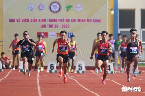 Rapper Anh Phan (bìa trái) thi đấu trên đường chạy cùng VĐV Nguyễn Văn Châu (số đeo 301) - HCV 200m Đại hội Thể thao toàn quốc 2022 - Ảnh: HOÀNG TÙNG Rapper Anh Phan (bìa trái) thi đấu trên đường chạy cùng vận động viên Nguyễn Văn Châu (số đeo 301) - huy chương vàng 200m Đại hội Thể thao toàn quốc 2022 - Ảnh: HOÀNG TÙNG