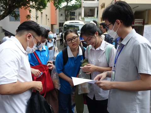 Những trường có điểm chuẩn vào lớp 10 cao nhất TP.HCM - Ảnh 1. Thí sinh thi vào lớp 10 ở TP.HCM năm 2023. Năm nay, Sở Giáo dục và Đào tạo TP.HCM công bố điểm chuẩn vào lớp 10 sớm hơn dự kiến 3 ngày - Ảnh: NHƯ HÙNG