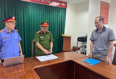Hai phó giám đốc trung tâm đăng kiểm tại Quảng Bình bị khởi tố vì nhận hối lộ - Ảnh 1. Cơ quan công an đọc lệnh khởi tố và bắt tạm giam với ông Nguyễn Thanh Long - phó giám đốc phụ trách Trung tâm đăng kiểm xe cơ giới 73-01S - Ảnh: TRẦN TUẤN