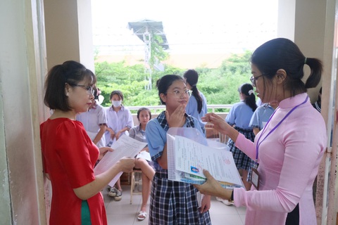Hôm nay, TP.HCM sẽ công bố điểm chuẩn vào lớp 10 - Ảnh 1. Thí sinh làm thủ tục thi vào lớp 10 năm 2023. Năm nay, Sở Giáo dục và Đào tạo TP.HCM công bố điểm chuẩn vào lớp 10 sớm hơn dự kiến - Ảnh: NGỌC PHƯỢNG