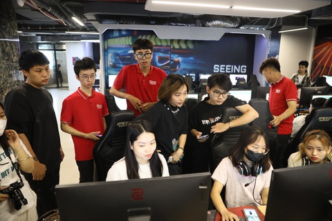 Giới trẻ ra tiệm net săn vé BLACKPINK, bán lại vé ngay sau khi mua - Ảnh 5. Lựa chọn ra tiệm net săn vé để tránh tình trạng nghẽn mạng, bạn Bích Ngọc (Hà Nội) cho biết mỗi tài khoản chỉ có 5 phút để hoàn tất quá trình mua vé nên phải nhanh tay để có được vé gặp các cô nàng BlackPink - Ảnh: DANH KHANG