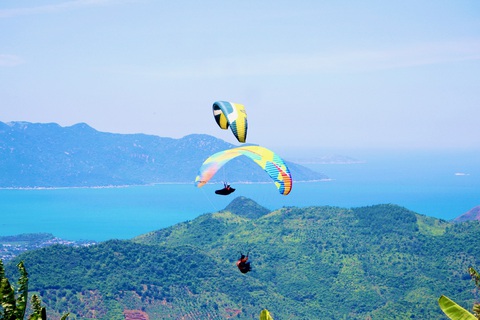 "Cưỡi gió" ngắm Nha Trang từ dù lượn - Ảnh 1. Dù lượn là bộ môn thể thao mới tại Nha Trang được nhiều du khách yêu thích - Ảnh: ĐỖ PHƯƠNG