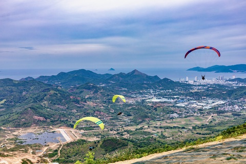 "Cưỡi gió" ngắm Nha Trang từ dù lượn - Ảnh 6. Cảnh đẹp toàn TP Nha Trang hiện ra trước mắt du khách - Ảnh: ĐỖ PHƯƠNG