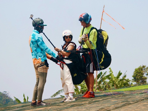 "Cưỡi gió" ngắm Nha Trang từ dù lượn - Ảnh 5. Du khách được thắt dây an toàn trước khi bay - Ảnh: ĐỖ PHƯƠNG