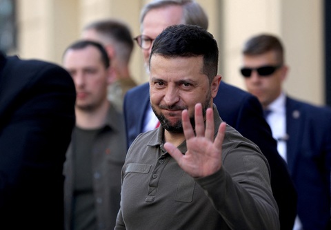 Tổng thống Ukraine Volodymyr Zelensky có mặt tại CH Czech ngày 7-7 trong chuyến công du châu Âu để vận động trước thềm hội nghị thượng đỉnh NATO - Ảnh: REUTERS Tổng thống Ukraine Volodymyr Zelensky có mặt tại CH Czech ngày 7-7 trong chuyến công du châu Âu để vận động trước thềm hội nghị thượng đỉnh NATO - Ảnh: REUTERS