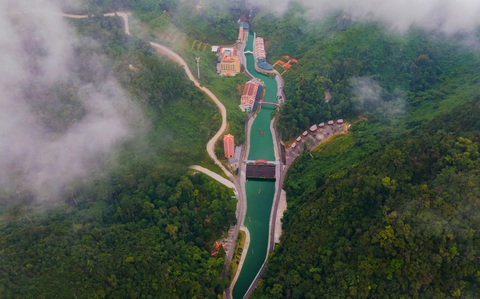 Miền núi Quảng Nam liên kết làm du lịch - Ảnh 1. Khu du lịch sinh thái Cổng trời Đông Giang mờ ảo giữa đại ngàn - Ảnh: PHƯƠNG THẢO