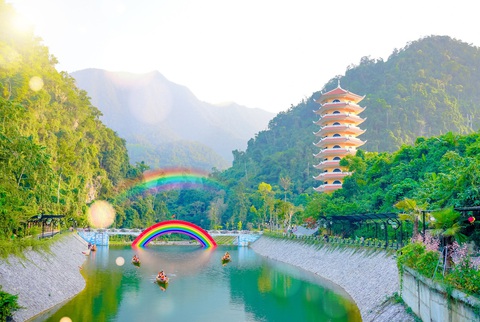 Miền núi Quảng Nam liên kết làm du lịch - Ảnh 2. Cổng trời Đông Giang được coi là khu du lịch điểm nhấn, tạo sức hút du khách tới miền núi Quảng Nam - Ảnh: PHƯƠNG THẢO