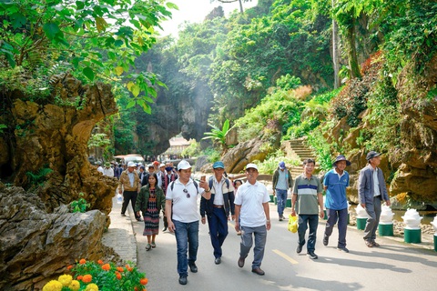 Miền núi Quảng Nam liên kết làm du lịch - Ảnh 5. Du khách tham quan khu du lịch sinh thái Cổng trời Đông Giang - Ảnh: PHƯƠNG THẢO