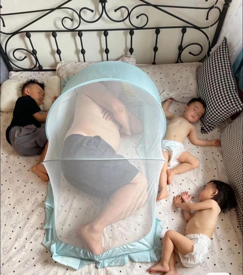Ảnh vui 8-7: Biết là 'muốn làm quen phải chủ động' nhưng... - Ảnh 3. Con chơi với anh ngoan lắm.