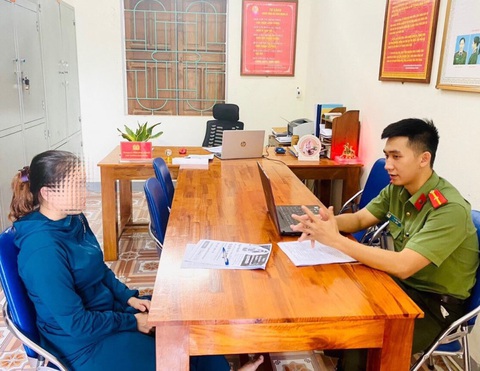 Người phụ nữ bị xử phạt vì lên mạng 'báo chốt' giao thông - Ảnh 1. Chị N. tại cơ quan công an - Ảnh: CACC