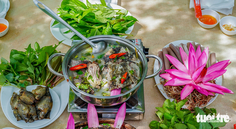 Về rừng U Minh Hạ có gì để ‘ăn chơi’? - Ảnh 7. Du khách sẽ thấy sự khác biệt nếu thưởng thức những món ăn từ cá tự nhiên ở rừng U Minh Hạ - Ảnh: THANH HUYỀN