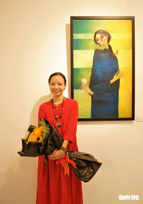 Nữ họa sĩ dùng ngón tay vẽ 'những nỗi buồn đẹp' - Ảnh 3. Họa sĩ trẻ Hồng Ngọc bên tác phẩm "Lẻ loi" tại triển lãm "Những nỗi buồn đẹp" - Ảnh: HUỲNH VY
